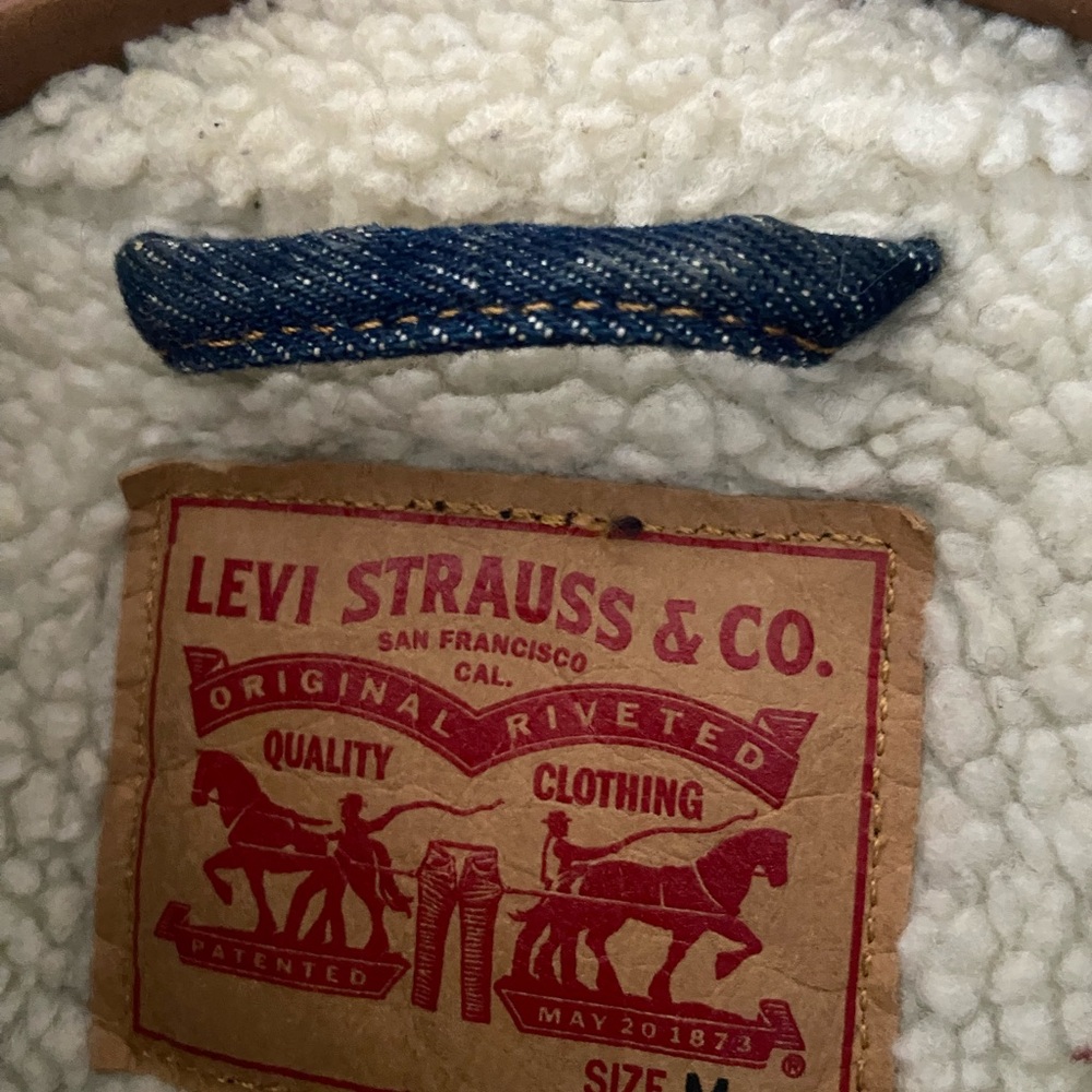 Levi's Dark Blue Denim Jacket with Cream Sherpa Lining - Picture 3 of 4